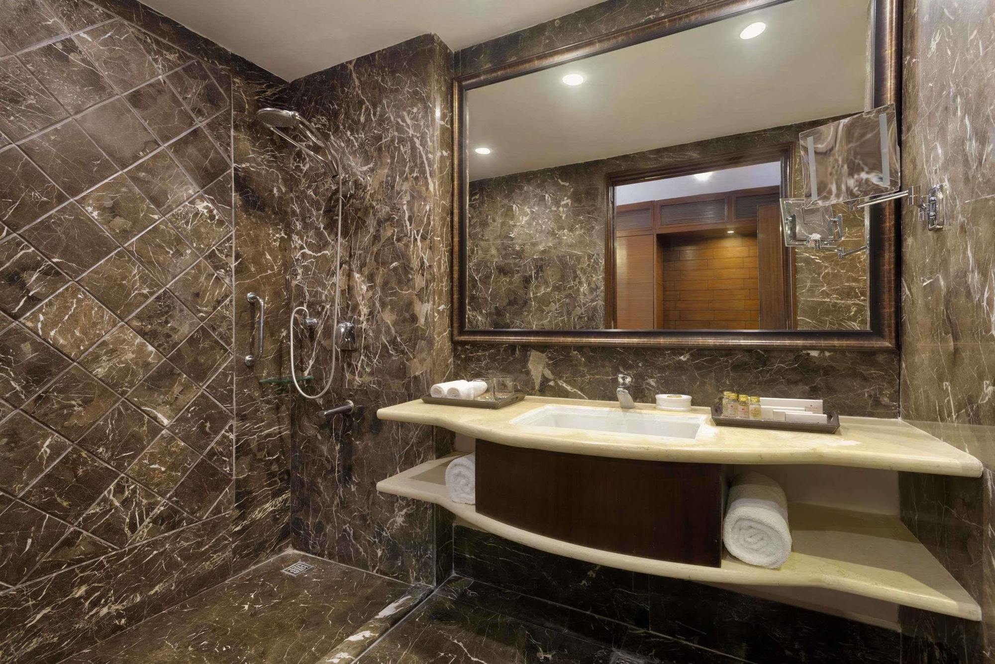 Hotel Ramada Plaza By Wyndham, Chandigarh 4*
