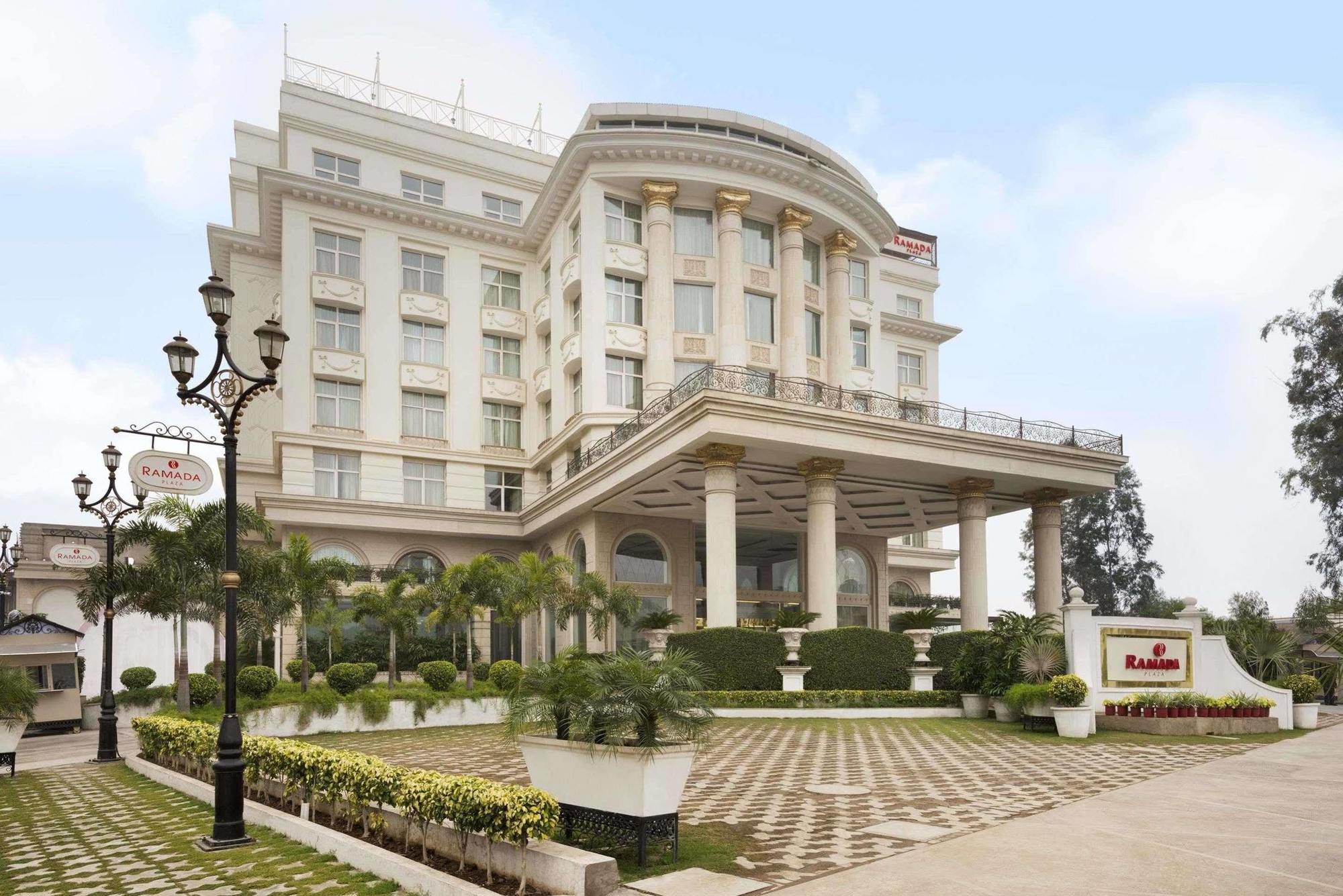 Hotel Ramada Plaza By Wyndham, Chandigarh 4*
